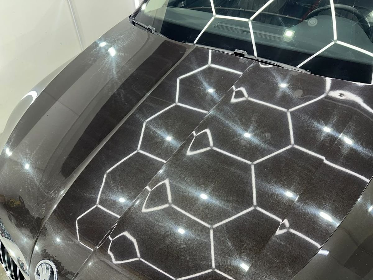 One Step pulēšana, pirms — hologrammas uz melna auto virsbūves, RR Studio Rīga